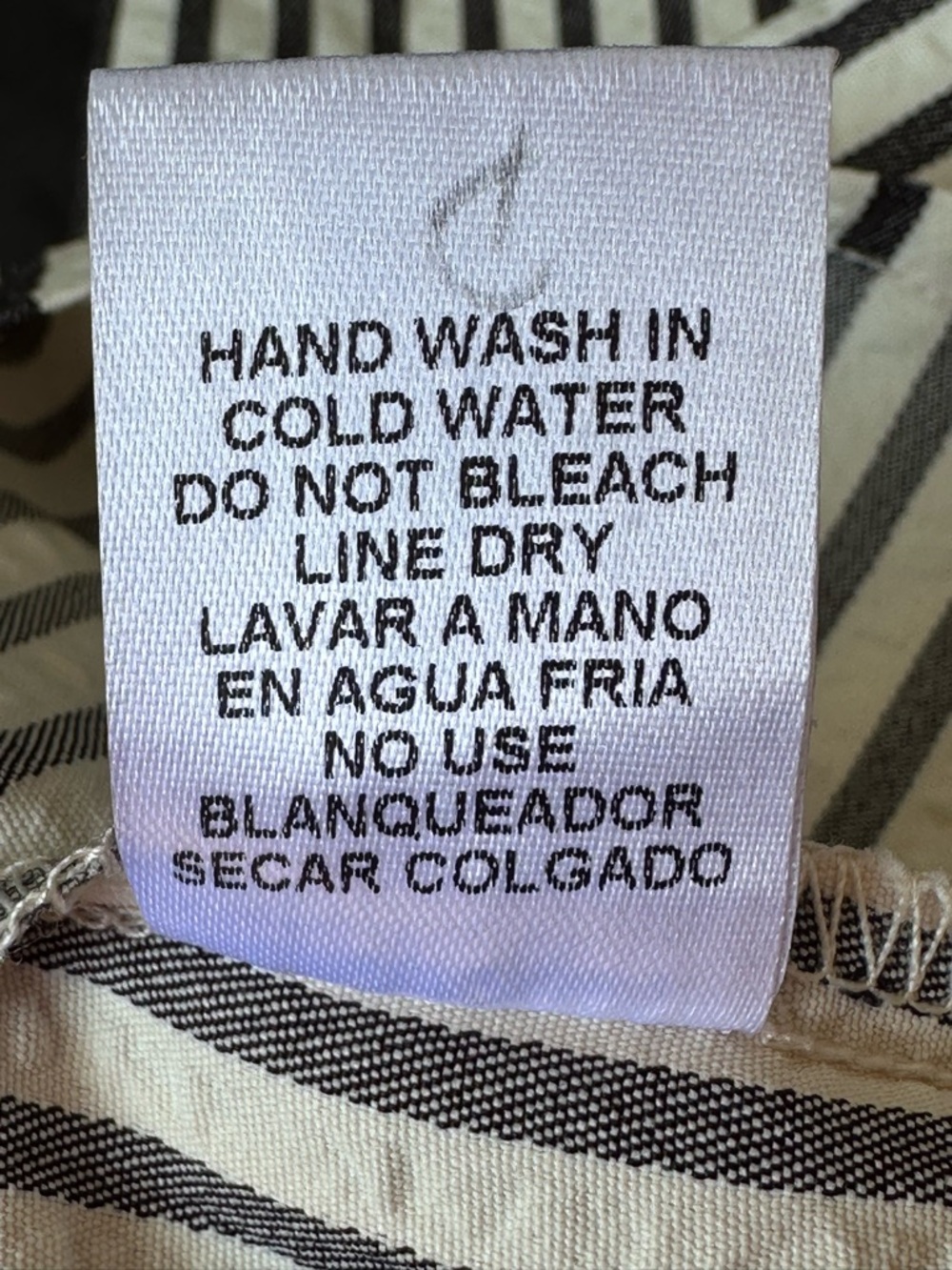 Entro Black and White Mixed Print Puff Sleeve Top size Small - Picture 10 of 10